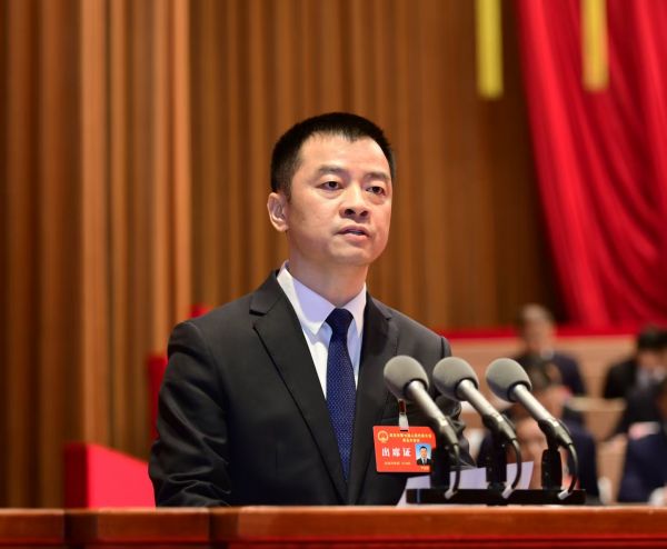 市长尹念红代表市人民政府作工作报告。南充市融媒体中心记者张力摄