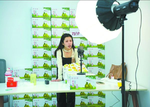 主播在电商直播间销售农特产品。南充市融媒体中心记者易立权摄